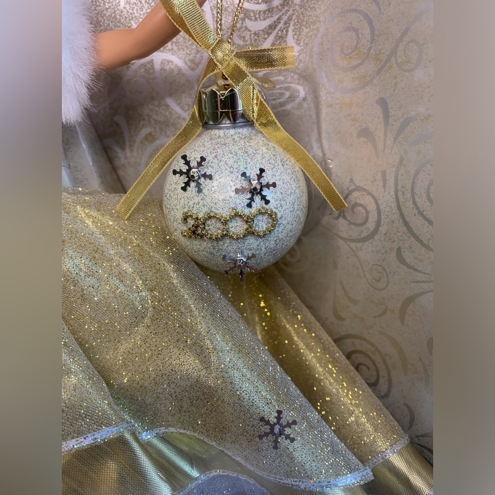 Collectable(88) Vintage Barbie Celebration Doll in Gold and White 2000 - Picture 10 of 11